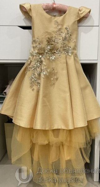 Трендовое женское платье золотистого цвета