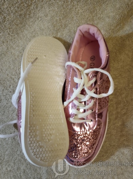 Продам новые женские кроссовки 36 размер Розовые, глянцевые Длина стельки 23 см в Юрге